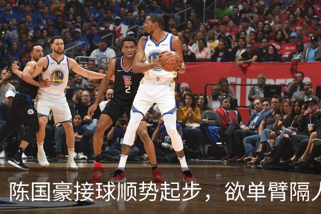 陈国豪接球顺势起步，欲单臂隔人灌篮可惜不中